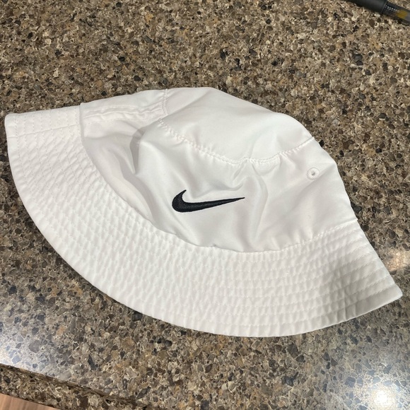 Baby Nike bucket hat - Picture 2 of 4